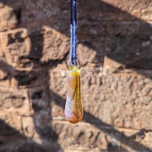 Handgefertigter Pulli aus gelb lila gewirbeltem Glas