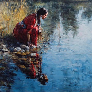 Puede incluir: Pintura de una persona con un vestido rojo, arrodillada junto a una masa de agua. El reflejo de la persona es visible en el agua. La escena está ambientada al aire libre con rocas y hierba alta.