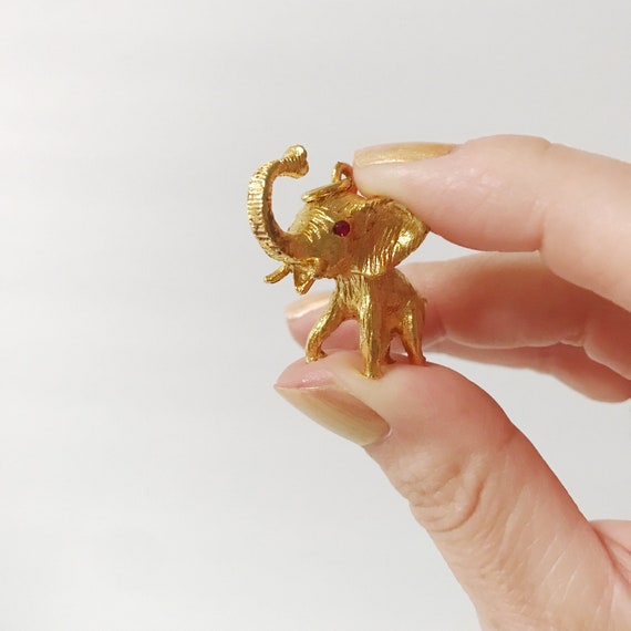 VINTAGE GOLDTONE METAL ELEPHANT PENDANT RHINESTONE EYE Red/'s Vintage Stuff!