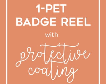Może przedstawiać: Uchwyt na identyfikator z białym tekstem "1-PET BADGE REEL with protective coating" na brzoskwiniowym tle. Tekst jest zamknięty w białej prostokątnej ramce.