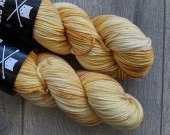 DK weight merino yarn 100% Superwash Merino Sweater weight yarn. Double Knit Weight yarn. Semi Solid Tonal Yellow | Champagne DK