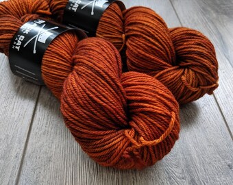 Worsted weight merino yarn. 100% Superwash Merino. Sweater weight yarn. Semi-Solid Tonal Deep Pumpkin Orange | Stray Cat LGW