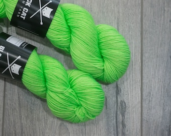 DK gewicht merino garen 100% Superwash Merino Sweater gewicht garen. Dubbel gebreide gewicht garen. Semi-Solid neon groen garen. Tonaal | Neon groene DK