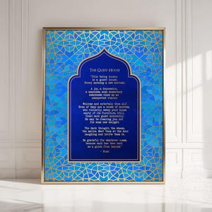 以下が含まれることがあります： 人間の経験について、ルミの言葉が書かれた青と金のポスター。引用は次のとおりです。「この人間であることは、ゲストハウスです。毎朝、新しい到着があります。喜び、うつ病、卑劣さ、瞬間的な意識は、予期せぬ訪問者としてやってきます。すべての人を歓迎し、楽しませましょう！たとえ彼らがあなたの家を家具から空っぽにするほど激しく掃除する、悲しみの群衆であっても、それでも、各ゲストを敬意を持って扱いましょう。彼はあなたを新しい喜びのために片付けているかもしれません。暗い考え、恥、悪意。ドアで彼らに会い、笑い、中に入れてください。来るものはすべてに感謝しましょう。なぜなら、それぞれが向こう側から送られたガイドだからです。」 - ルミ