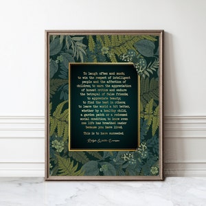 Puede incluir: Una impresi&oacute;n enmarcada en verde y dorado con una cita de Ralph Waldo Emerson sobre el &eacute;xito. La cita se coloca sobre un fondo de helechos verdes y dorados.