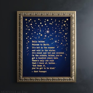 Kurt Vonnegut ""Hello, Babies. Welcome To Earth" - Goldener Textdruck - Gerahmter literarischer Druck - Wohnkultur Kunst - inspirierende Geschenke