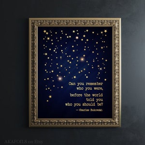 Charles Bukowski Druck - Gold oder Silber Zitat - Kannst du dich erinnern, wer du warst - Literarisches Poster Buchkunst - Geschenk für Buchliebhaber Gerahmt