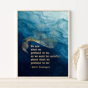 Pôster de arte de Kurt Vonnegut com impressão de texto dourado - Impressões literárias para decoração de casa - Presente para escritor, jornalista e artista - Arte de parede literária exclusiva emoldurada