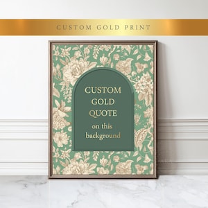 Op de afbeelding: Ingelijste kunstafdruk met een bloemenpatroon in groen en beige. De print heeft een boogvormig gedeelte met de gouden tekst "CUSTOM GOLD QUOTE on this background". De lijst is donkerbruin.