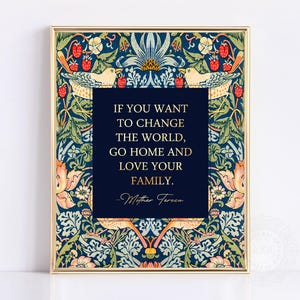 Puede incluir: Impresión artística enmarcada con borde dorado y fondo azul marino. La impresión presenta una cita de la Madre Teresa: "Si quieres cambiar el mundo, ve a casa y ama a tu familia". El marco tiene un diseño floral.