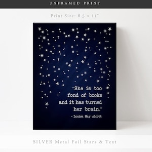Op de afbeelding: Een print van 21,6 x 27,9 cm met een donkerblauwe achtergrond en zilveren sterren van folie. De print bevat een citaat van Louisa May Alcott: "Ze is te dol op boeken en het heeft haar brein verdraaid."