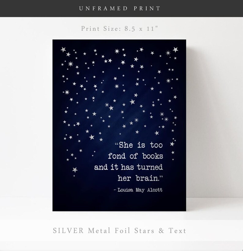 Op de afbeelding: Een print van 21,6 x 27,9 cm met een donkerblauwe achtergrond en zilveren sterren van folie. De print bevat een citaat van Louisa May Alcott: "Ze is te dol op boeken en het heeft haar brein verdraaid."