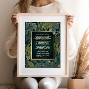 Puede incluir: Una impresi&oacute;n enmarcada con un fondo verde oscuro y detalles dorados. La impresi&oacute;n presenta una cita de Ralph Waldo Emerson sobre el &eacute;xito, rodeada de ilustraciones bot&aacute;nicas. La cita dice: "Re&iacute;r a menudo y mucho, ganar el respeto de la gente inteligente y el afecto de los ni&ntilde;os... Esto es tener &eacute;xito."