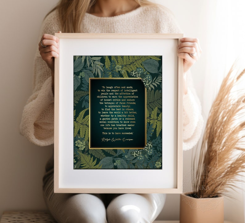 Puede incluir: Una impresi&oacute;n enmarcada con un fondo verde oscuro y detalles dorados. La impresi&oacute;n presenta una cita de Ralph Waldo Emerson sobre el &eacute;xito, rodeada de ilustraciones bot&aacute;nicas. La cita dice: "Re&iacute;r a menudo y mucho, ganar el respeto de la gente inteligente y el afecto de los ni&ntilde;os... Esto es tener &eacute;xito."