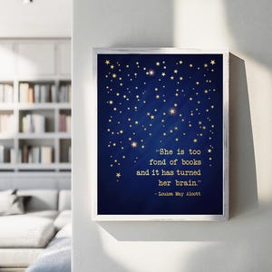 Op de afbeelding: Een donkerblauwe, printbare wandkunstprint met gouden sterren en een citaat van Louisa May Alcott dat luidt: "Ze is te dol op boeken en het heeft haar brein veranderd."