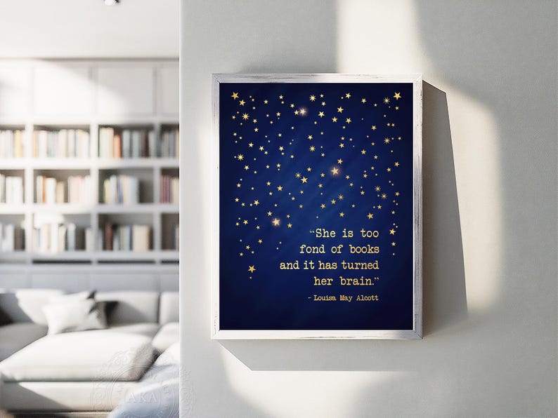 Op de afbeelding: Een donkerblauwe, printbare wandkunstprint met gouden sterren en een citaat van Louisa May Alcott dat luidt: "Ze is te dol op boeken en het heeft haar brein veranderd."