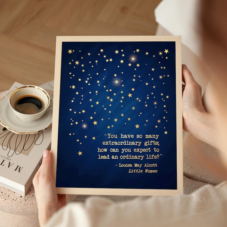 K&ouml;nnte beinhalten: Ein blauer und goldener druckbarer Wandkunstdruck mit einem Zitat aus Louisa May Alcotts Little Women: "Du hast so viele au&szlig;ergew&ouml;hnliche Gaben; wie kannst du erwarten, ein gew&ouml;hnliches Leben zu f&uuml;hren?"
