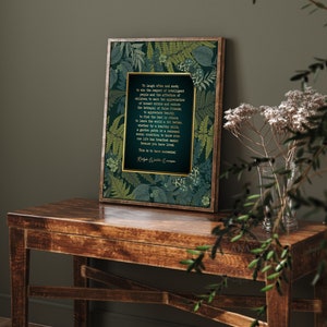 Puede incluir: Una impresi&oacute;n enmarcada con fondo verde y detalles dorados. La impresi&oacute;n presenta una cita de Ralph Waldo Emerson sobre la risa, el respeto y el afecto. La cita est&aacute; rodeada de un dise&ntilde;o floral de hojas.