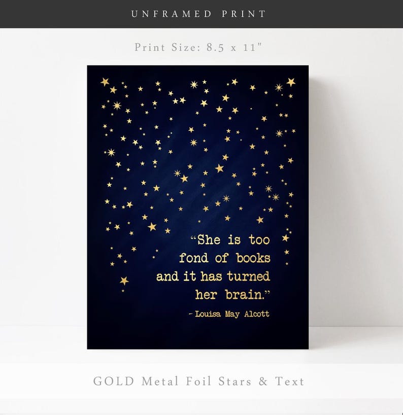 Op de afbeelding: Een marineblauwe print met gouden sterren en tekst. De tekst luidt: "Ze is te dol op boeken en het heeft haar brein veranderd." - Louisa May Alcott. De print is 21,6 cm bij 27,9 cm.