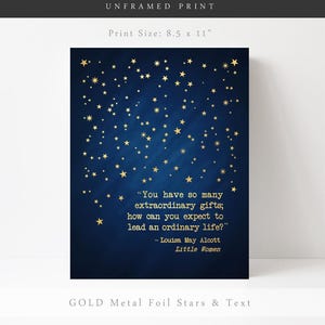 K&ouml;nnte beinhalten: Ein blauer Hintergrund mit goldenen Sternen aus Folie und einem Zitat aus Louisa May Alcotts Little Women: "Du hast so viele au&szlig;ergew&ouml;hnliche Gaben; wie kannst du erwarten, ein gew&ouml;hnliches Leben zu f&uuml;hren?" Der Druck misst 21,6 cm x 27,9 cm.