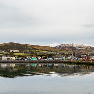 La ville et le port de Dingle Co Kerry Irlande avec de la neige sur les collines en arrière-plan et avec de beaux reflets sur l&#39;eau