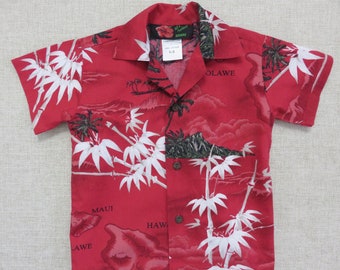 Puede incluir: Camisa roja de manga corta con estampado tropical blanco y verde. La camisa tiene cuello abotonado y lleva las palabras "MAUI", "HAWAII" y "KOLAWE" en la parte delantera.