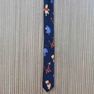DISNEY Krawatte POOH Krawatte Tigger Eyeore Winnie the Pooh Copyrighted Print Neuheit Disney Charaktere Vintage Krawatte Oahu Lew's Shirt Shack Bild 7