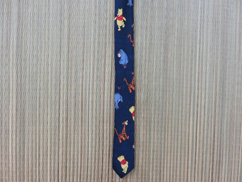 DISNEY Krawatte POOH Krawatte Tigger Eyeore Winnie the Pooh Copyrighted Print Neuheit Disney Charaktere Vintage Krawatte Oahu Lew's Shirt Shack Bild 7