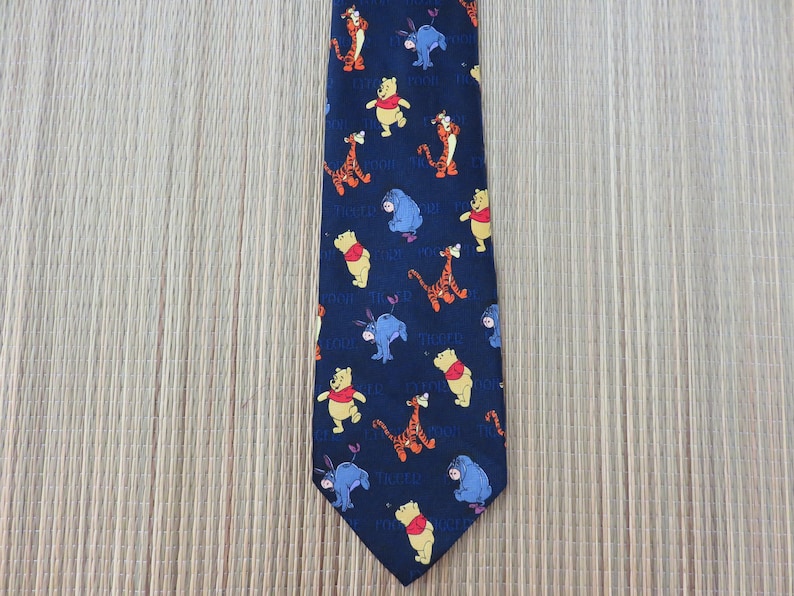 DISNEY Krawatte POOH Krawatte Tigger Eyeore Winnie the Pooh Copyrighted Print Neuheit Disney Charaktere Vintage Krawatte Oahu Lew's Shirt Shack Bild 2