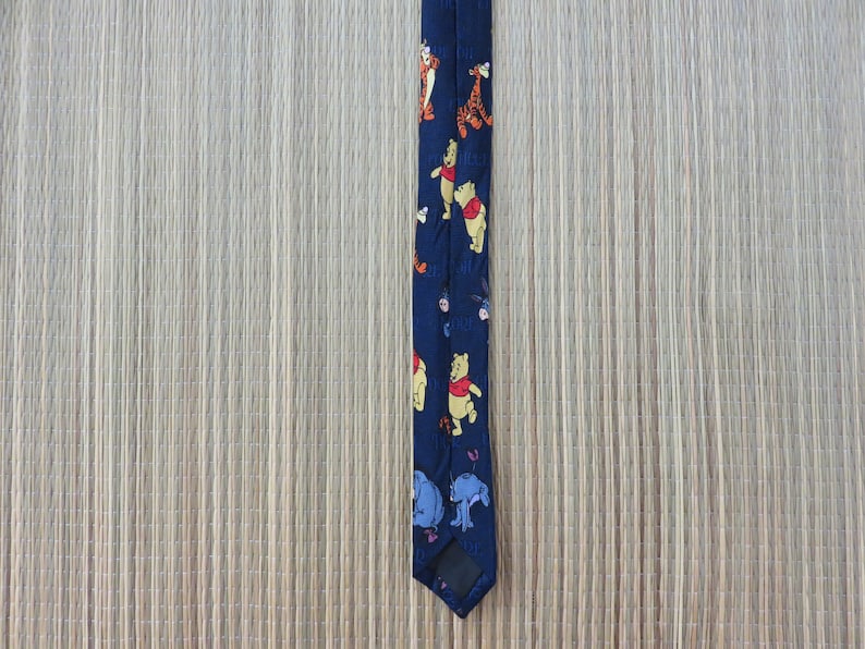DISNEY Krawatte POOH Krawatte Tigger Eyeore Winnie the Pooh Copyrighted Print Neuheit Disney Charaktere Vintage Krawatte Oahu Lew's Shirt Shack Bild 8