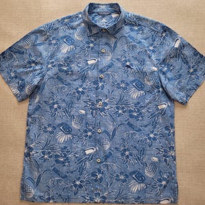 TOMMY BAHAMA Shirt, Tommy Bahama Hawaiian Shirt, Blue Hawaii Cocktails Mixed Drinks, 100% Cotton Beach Wear Mens Size M