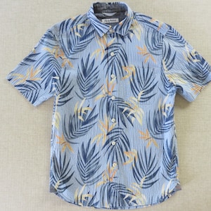TOMMY BAHAMA Shirt, Tommy Bahama Hawaiian Shirt, Tropical Island Crafted Detailing, 99% Cotton Seer Sucker, Modern Fit Mens Size SMALL