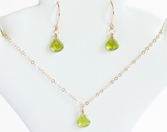 Conjunto de collar y pendientes de peridoto: joyería con la piedra natal de agosto