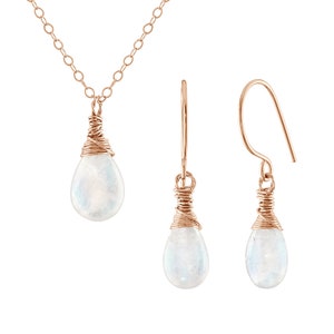 Puede incluir: Un conjunto de joyas de oro rosa con un collar de colgante de piedra lunar en forma de l&aacute;grima y pendientes a juego. La piedra lunar est&aacute; envuelta en alambre de oro rosa.
