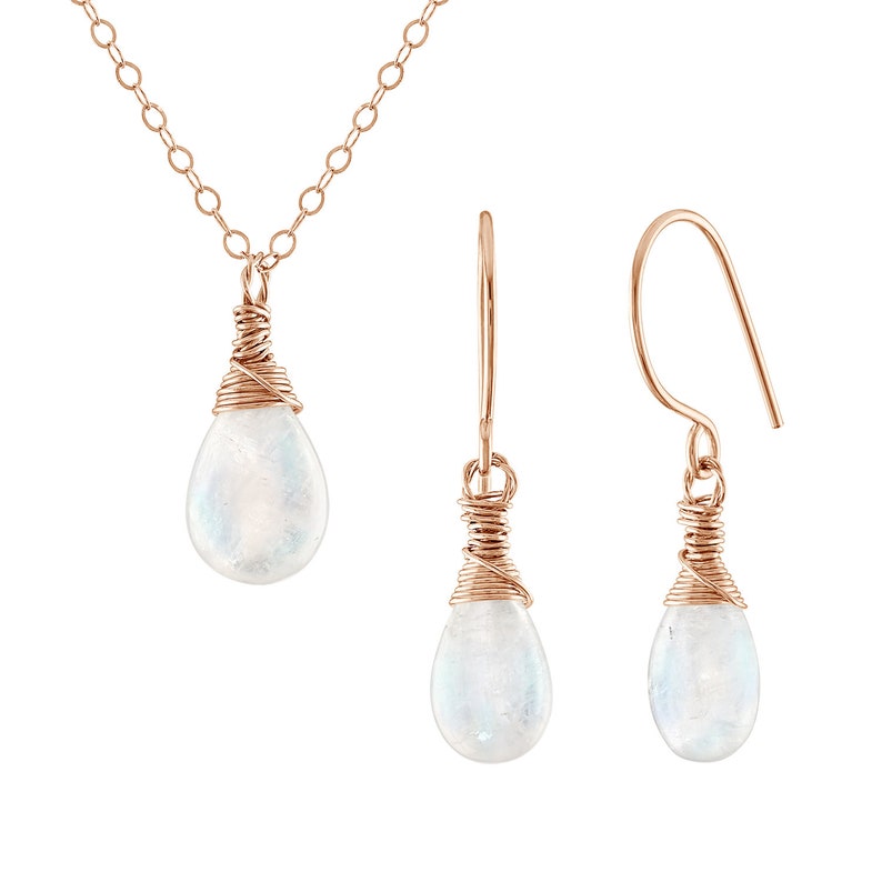 Puede incluir: Un conjunto de joyas de oro rosa con un collar de colgante de piedra lunar en forma de l&aacute;grima y pendientes a juego. La piedra lunar est&aacute; envuelta en alambre de oro rosa.