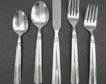 5 piece place setting by Pfaltzgraff, Kenilworth flatware. Vintage 18/0 stainless steel discontinued silverware. Old cute dining table sets