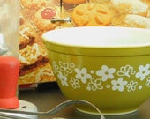 Vintage Spring Blossom Green Pyrex Bowl, 1 1 2 Pint, 401, Small Nesting Mixing Bowl, Oven to Table, Microwave, White on Green, Crazy Daisy