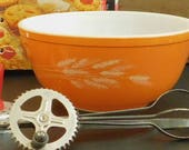 Vintage Autumn Wheat Harvest Pyrex Bowl, Red Orange, 2 1 2 QT, 403, Nesting Mixing Bowl, Oven to Table, Microwave, Wheat Stalks, 80 Ounce