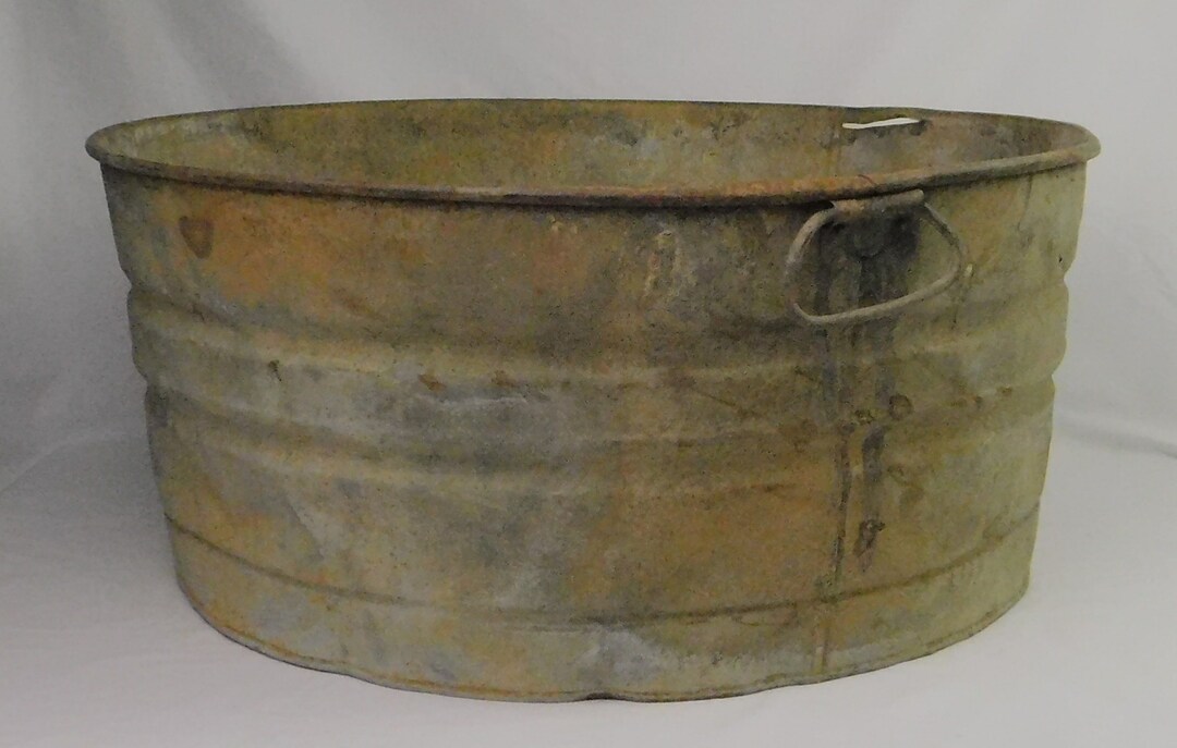 24 Round Galvanized Tub. Vintage Genuine East Tennessee Barn Find