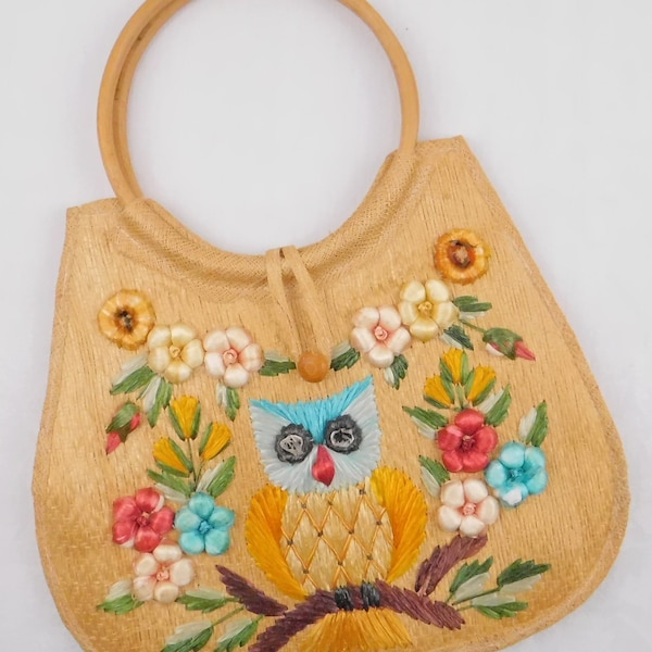 Owl rattan handbag. Vintage straw purse with colorful owl. 1070s raffia boho summer cruise straw accessory for holiday with wooden handles.
