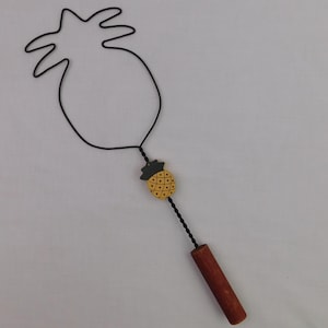 Vintage Pineapple Rug Beater Wire Wood Handle Wall Decor Farmhouse Kitchen Tropical 1980s 17.5"