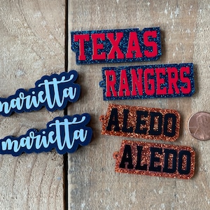 Venta al por mayor de 5 pares de pendientes personalizados con la palabra &quot;Día de Juego del Equipo&quot;, en mayúsculas o cursiva, para equipos deportivos y espíritu escolar. Pedido mínimo de 5 pares.