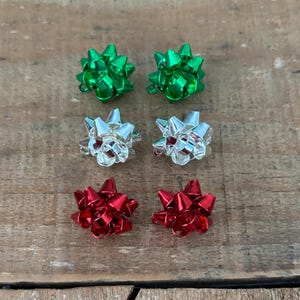 NOVAS Cores - Brinco de laço folheado a ouro de 15 mm com argola de conexão, Brinco de laço para presente, 1 par, várias cores
