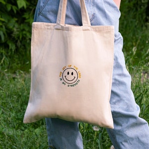 Bestickte Smiley Tasche | Die Freude des Herrn ist meine Stärke | ästhetische Einkaufstasche, christliche Kleidung, Bibelstudientasche, süße Tasche