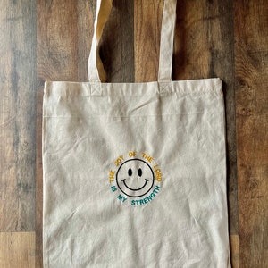 Bestickte Smiley Tasche | Die Freude des Herrn ist meine Stärke | ästhetische Einkaufstasche, christliche Kleidung, Bibelstudientasche, süße Tasche
