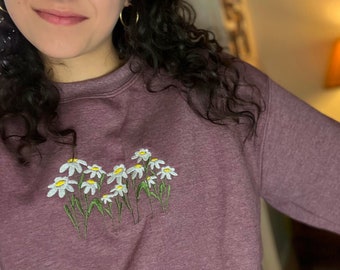 Broderad rund halsringning med vilda blommor | rund halsringning med prästkragar, tröja med prästkragar, tröja med broderad prästkragar, tröja med broderad blommigt tryck