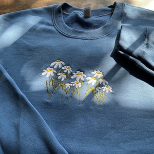 Cuello redondo bordado de flores silvestres / cuello redondo de margarita, sudadera de margarita, sudadera bordada de margaritas, sudadera bordada floral