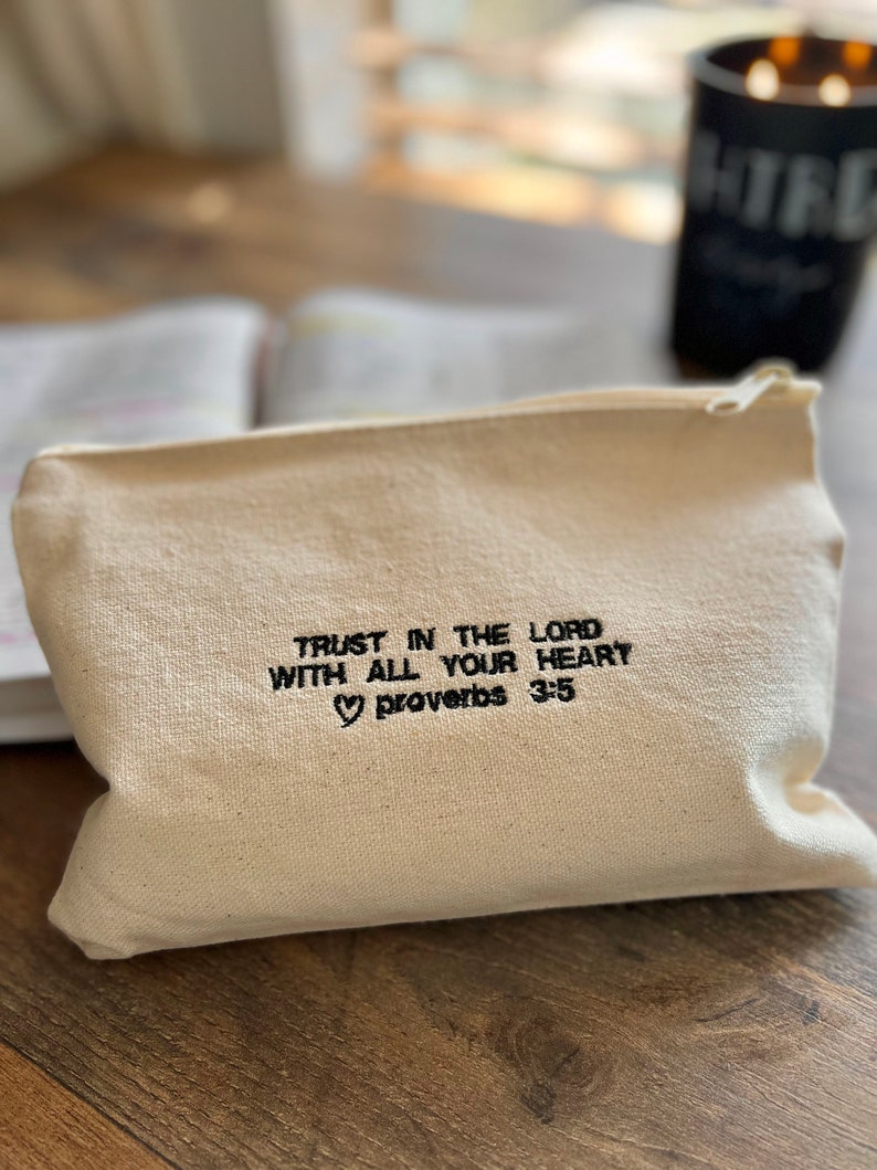Peut inclure: Une pochette zipp&eacute;e en toile blanche avec le texte brod&eacute; "Trust in the Lord with all your heart Proverbs 3:5"