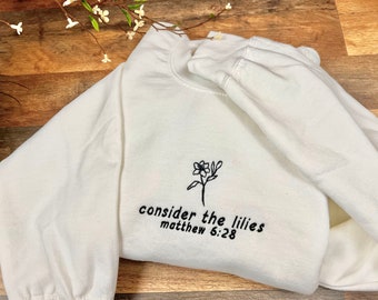 Betrachtet die Lilien | Christlicher Rundhalsausschnitt, gesticktes christliches Sweatshirt, Bibel-Vers-Shirt,
