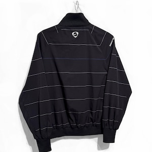 K&ouml;nnte beinhalten: Eine wei&szlig;e Keramik-Tasse mit schwarzem Henkel und dem Text "But First, Coffee" in schwarzer, fetter Schrift. Die Tasse steht auf einer wei&szlig;en Oberfl&auml;che.